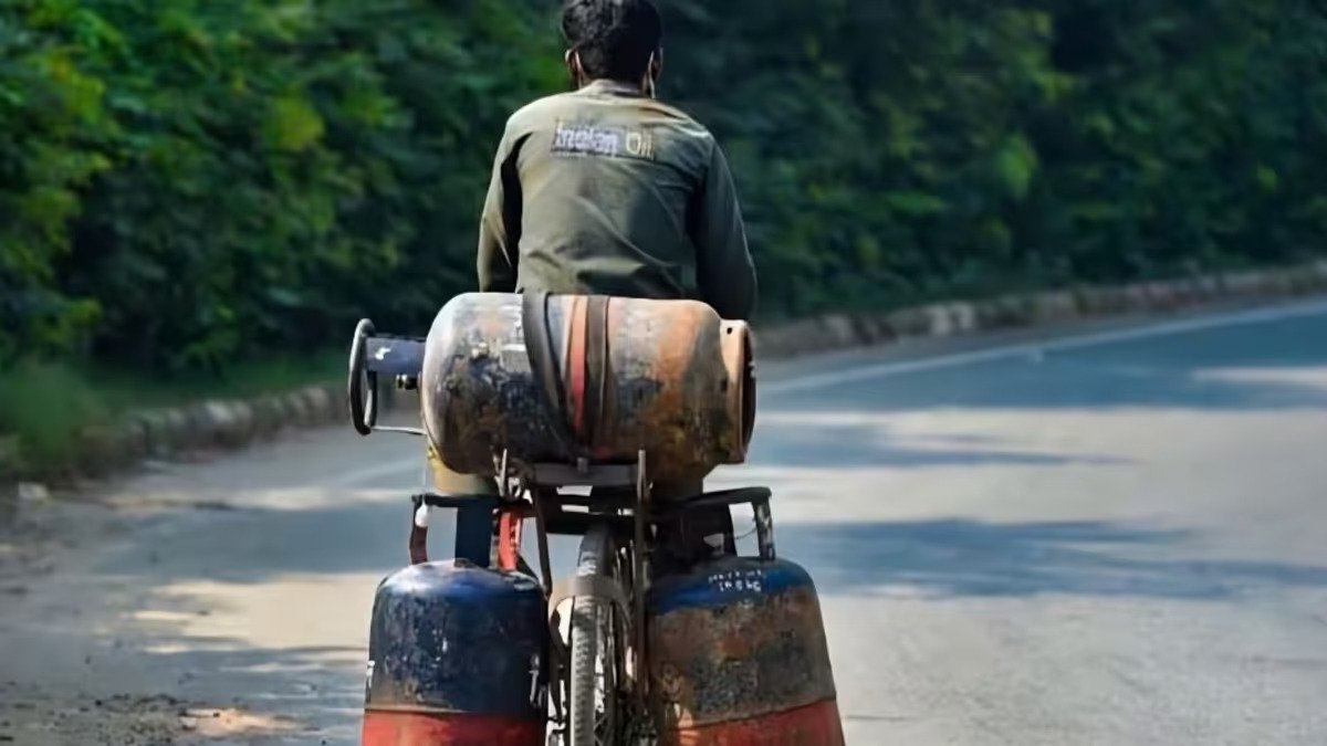 खुशखबरी: दिल्ली से लेकर मुंबई तक सस्ता हुआ LPG गैस सिलेंडर, यहां चेक करें नई कीमतें