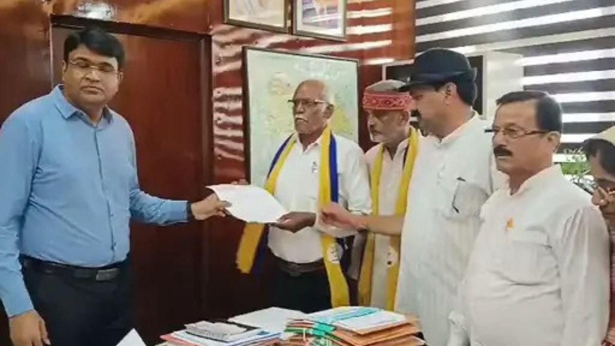 मऊगंज में आम आदमी पार्टी ने कलेक्टर को सौंपा ज्ञापन, देवतालाब शिव मंदिर और स्वास्थ्य सुविधाओं पर जताई चिंता