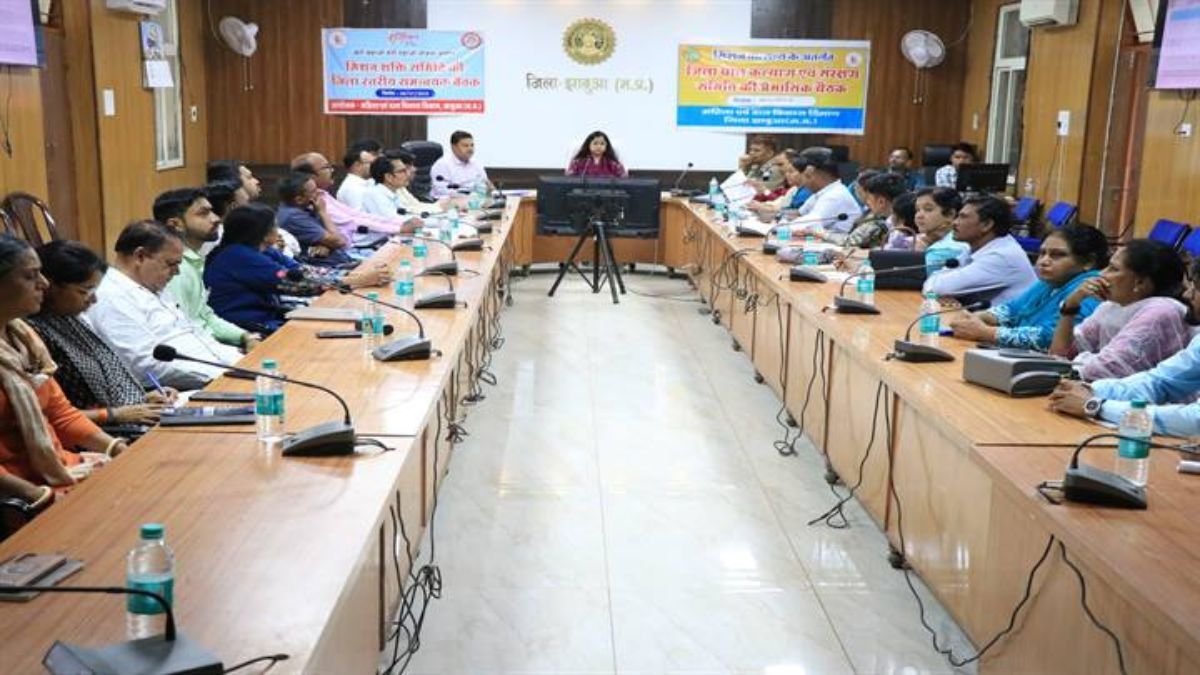 झाबुआ कलेक्टर नेहा मीना की अध्यक्षता में टास्क फोर्स की बैठक,  बेटियों की सुरक्षा और शिक्षा पर फोकस