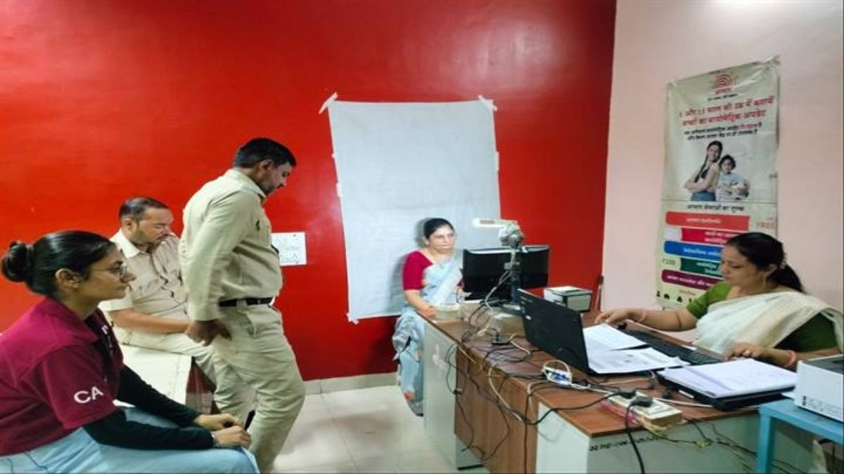 इंदौर जिला न्यायालय में आधार शिविर संपन्न, 70 से अधिक पंजीयन पूर्ण