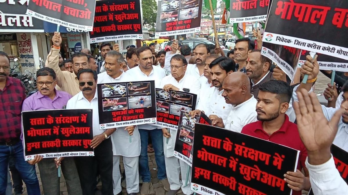 भोपाल में ड्रग्स के खिलाफ गरजा कांग्रेस का गुस्सा, सरकार का पुतला फूंका