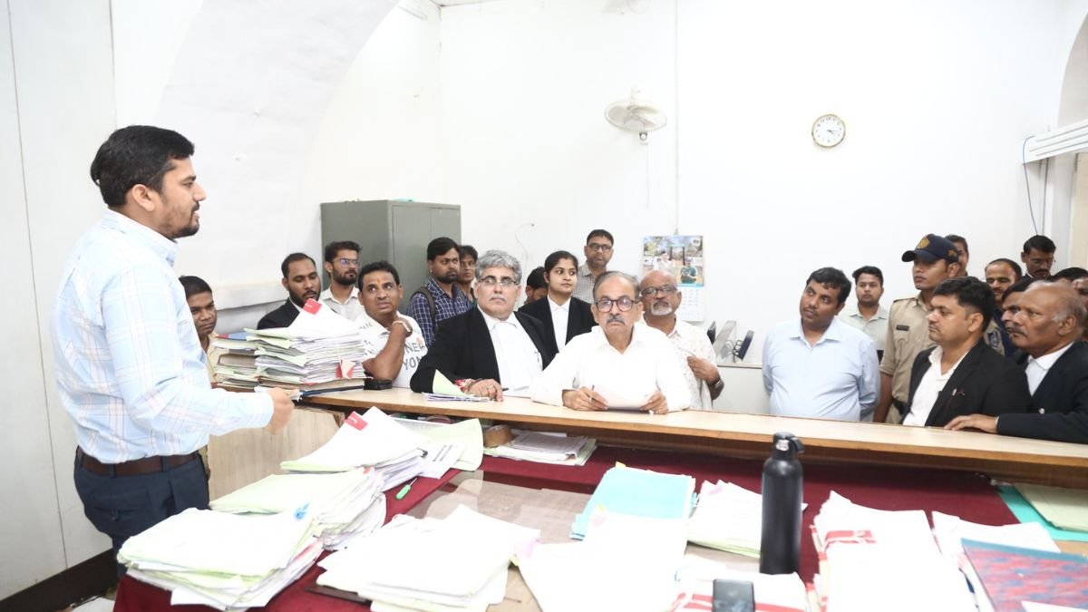 कौशलेंद्र विक्रम सिंह का अचानक दौरा, हुजूर और टीटी नगर तहसील में कामकाज की बारीकी से जांच; अफसरों को सख्त निर्देश