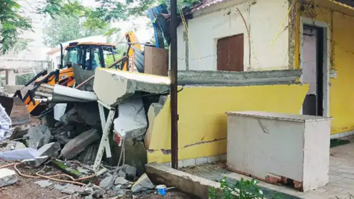 भोपाल: कोलार में कॉलेज संचालक के घर चला बुलडोजर, अवैध कब्जे और गुंडागर्दी के आरोपों से गरमाया मामला