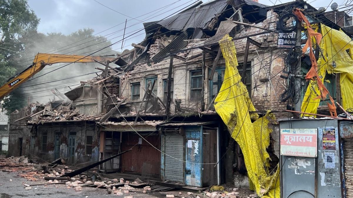 जर्जर मकानों पर इंदौर नगर निगम का बुलडोजर, जेल रोड और सदर बाजार में चली रिमूवल की बड़ी कार्रवाई