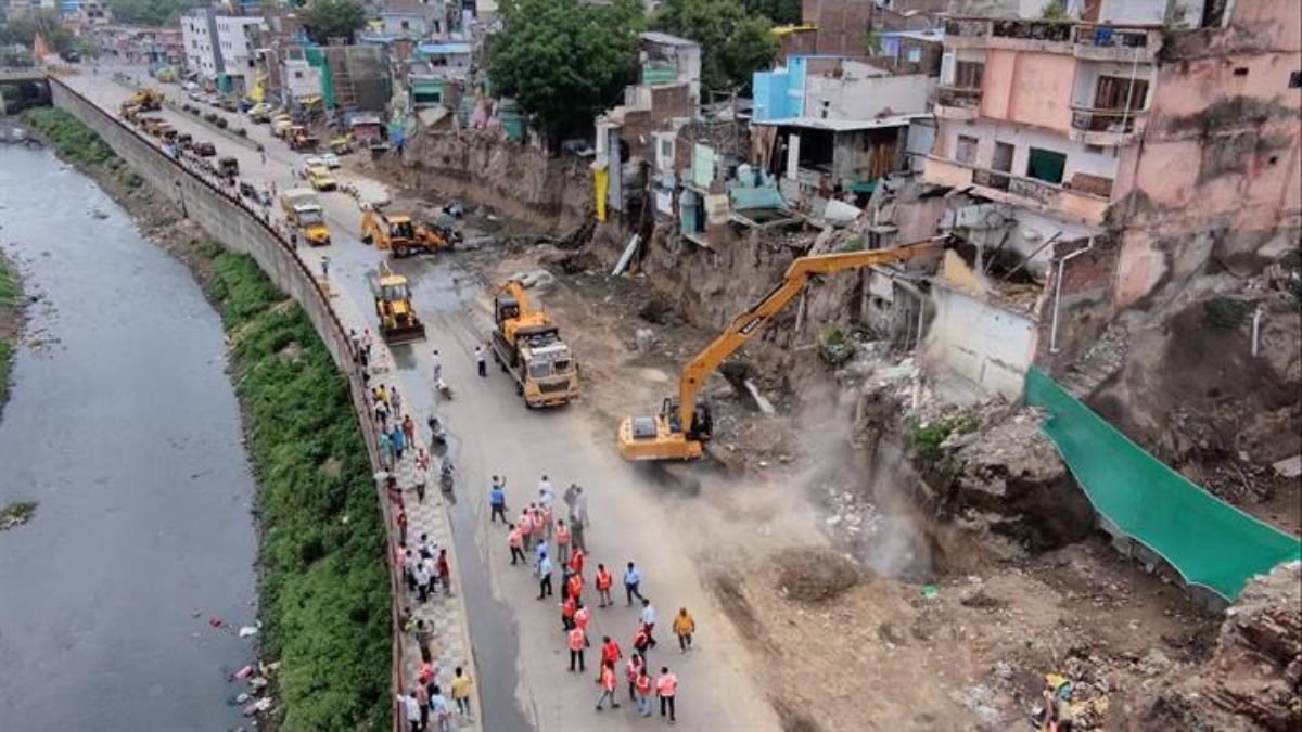 इंदौर में 18 खतरनाक जर्जर मकानों पर चला बुलडोजर, दो पोकलेन और चार जेसीबी की मदद से हटाए गए ढांचे