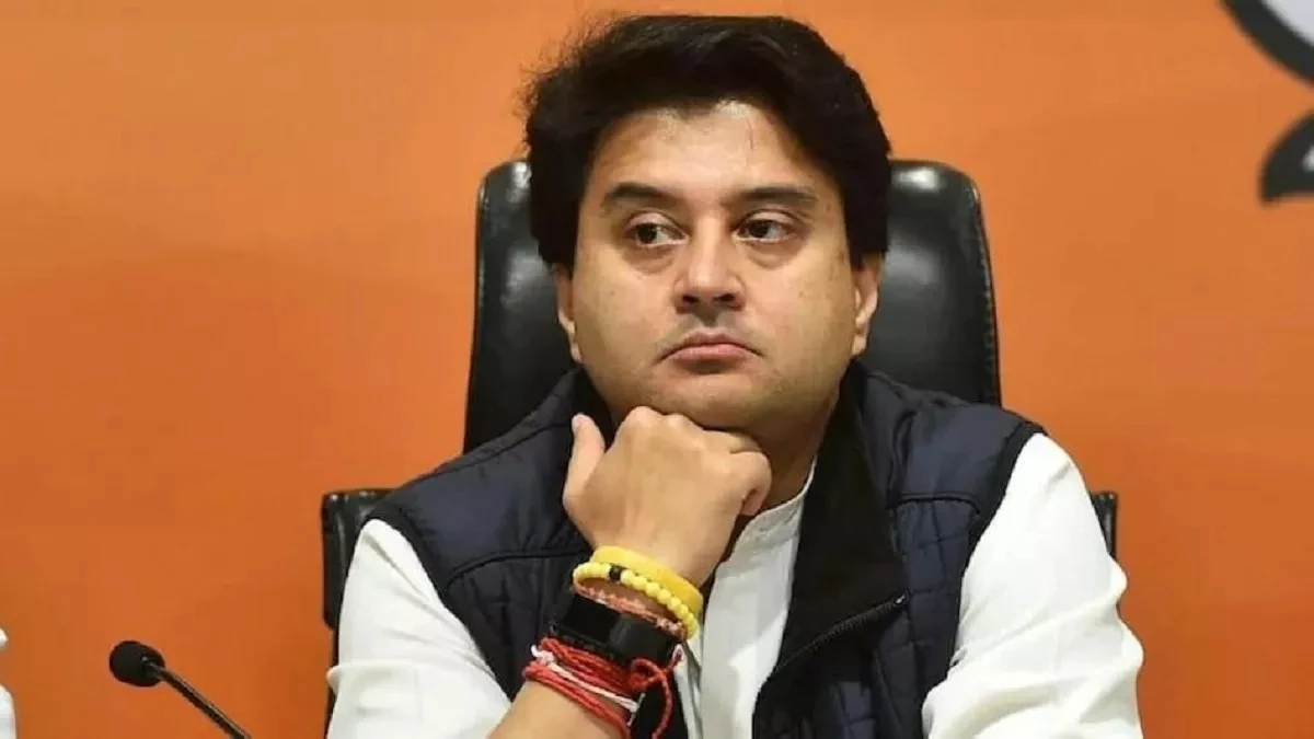 ग्वालियर में ज्योतिरादित्य सिंधिया थंडरबर्ड कार चलाते आए नजर, केंद्रीय मंत्री ने शाही अंदाज में किया अभिवादन