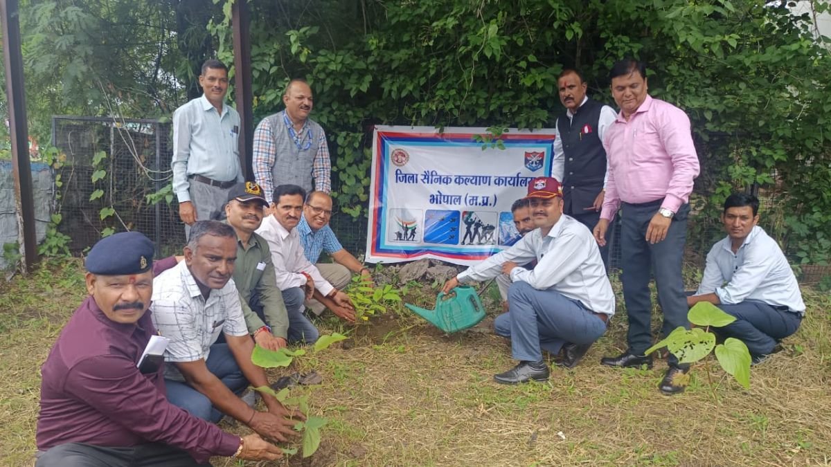 भोपाल में वीर नारियों और पूर्व सैनिकों का सम्मान, स्पर्श पोर्टल की जानकारी और पौधारोपण कार्यक्रम