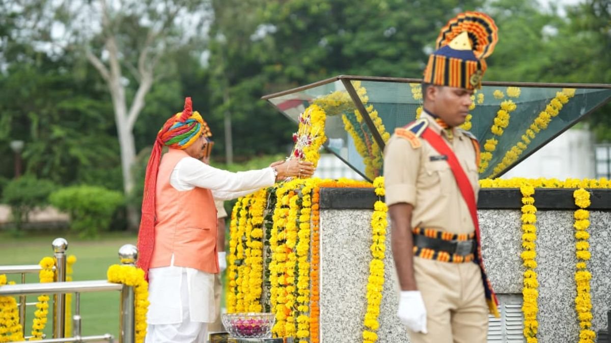 CM यादव ने स्वतंत्रता दिवस पर मुख्यमंत्री निवास में फहराया तिरंगा, शौर्य स्मारक पर शहीदों को दी श्रद्धांजलि; उत्कृष्ट सेवाओं की घोषणा