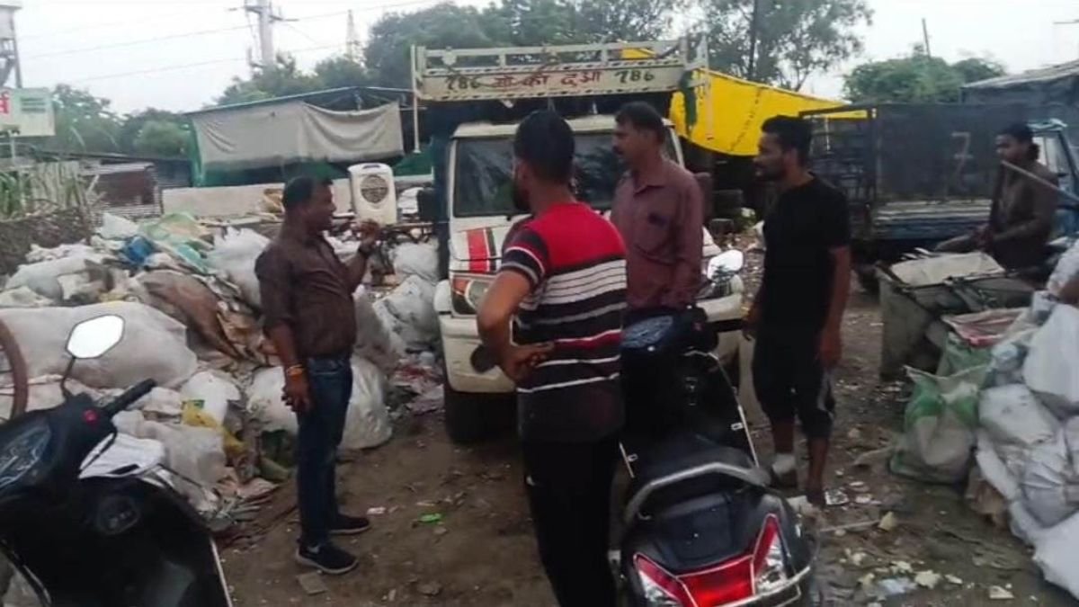 आधे महीने की सैलरी से भड़के सफाईकर्मी, भोपाल में कचरा उठाना ठप; मैदान में उतरी कांग्रेस