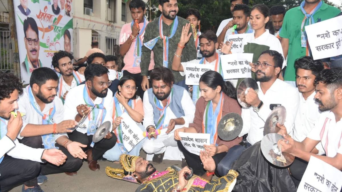 भोपाल ड्रग्स फैक्ट्री मामले पर NSUI का अनोखा प्रदर्शन, ढोल-ताशों से सरकार को जगाने की कोशिश