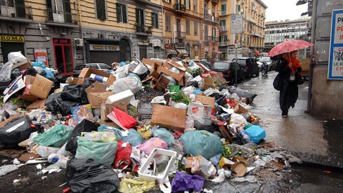 इंदौर ने फिर दिखाया कमाल, दिवाली की रात के बाद तड़के ही सड़कों पर झाड़ू लेकर उतरे सफाई मित्र; सुबह तक चमक उठा शहर