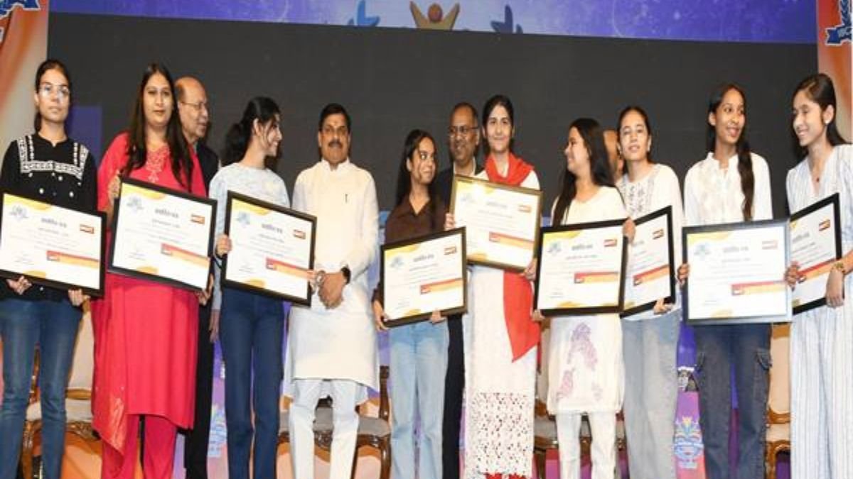 भोपाल में मेधावी छात्राओं को मिला सम्मान, टॉपर प्रियल की वीआईटी में पढ़ाई का खर्च उठाएगी राज्य सरकार