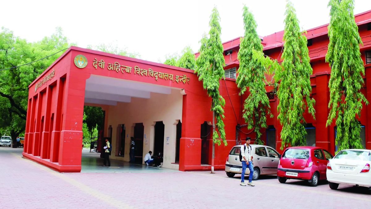 DAVV के IET में GenZ प्रोटेस्ट की साजिश का खुलासा, सीनियर्स ने जूनियर्स पर बनाया दबाव