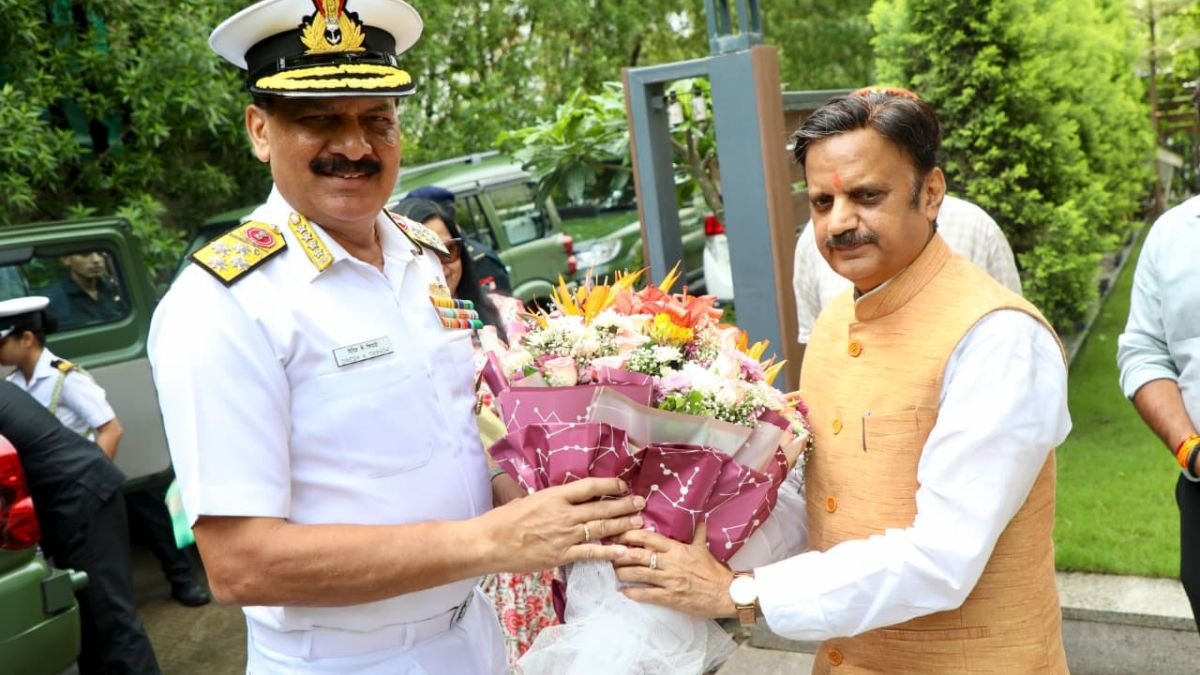 भोपाल में डिप्टी सीएम राजेन्द्र शुक्ल ने नौसेना प्रमुख एडमिरल दिनेश त्रिपाठी का किया स्वागत, पढ़ें पूरी खबर