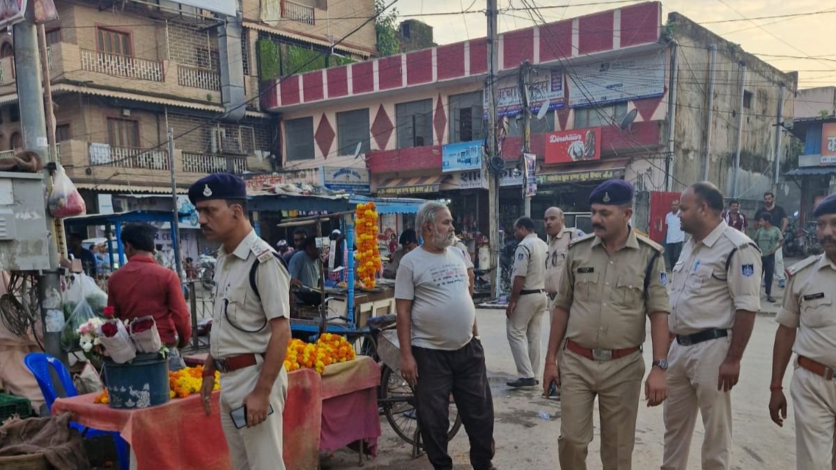 सतना में त्योहारों से पहले बाजारों की सख्ती से निगरानी, थाना प्रभारी ने किया पैदल मार्च