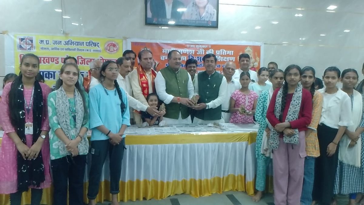 भोपाल में माटी गणेश सिद्ध गणेश अभियान की शुरुआत, बच्चों ने सीखा मिट्टी से गणपति बनाना