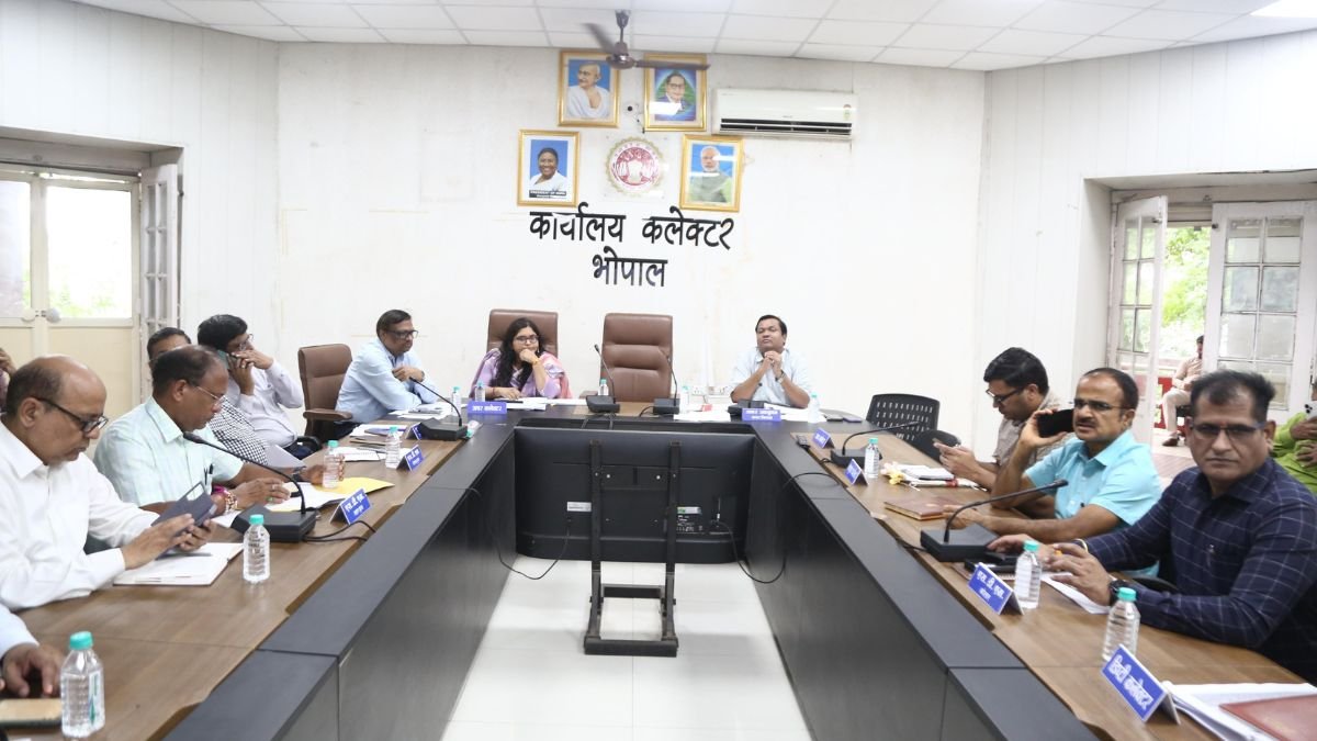 भोपाल SDM का निर्देश, CM हेल्पलाइन पर लंबित शिकायतों का प्राथमिकता से करें निराकरण