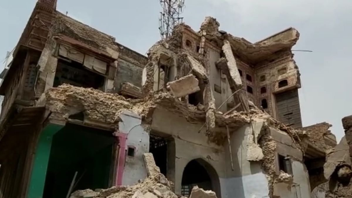 इंदौर में जर्जर मकान गिरा, बड़ा हादसा टला; आसपास के लोगों में दहशत