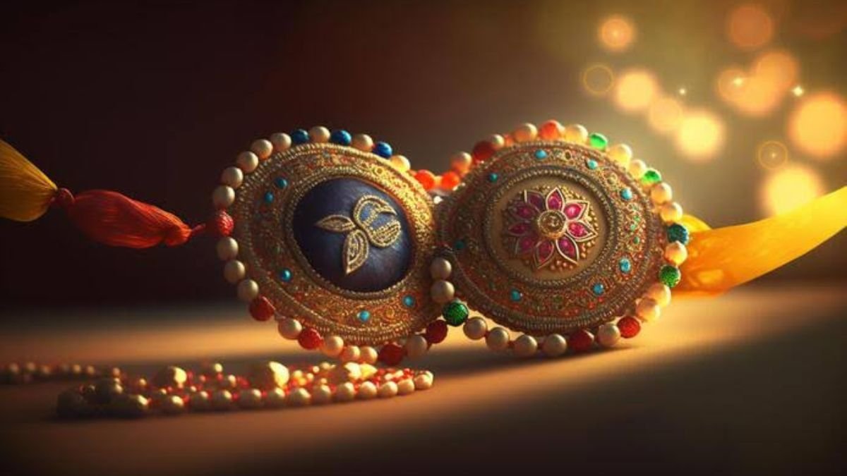 रक्षाबंधन पर इंदौर की सड़कों पर दिखी भाई-बहन के प्यार की अनोखी मिसाल, बसों में महिलाओं ने फ्री सफर के साथ बांधी राखियां