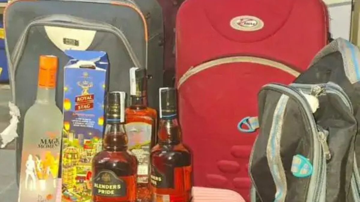 इंदौर रेलवे स्टेशन पर शराब तस्करी का पर्दाफाश, देवास का युवक बिहार चुनाव के लिए भेज रहा था 71 बोतलें; क्राइम ब्रांच की कार्रवाई