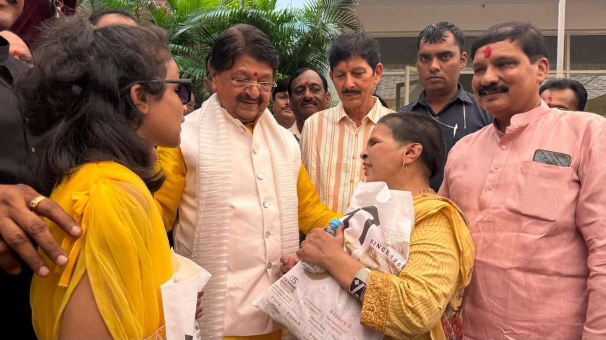 इंदौर में वृद्धाश्रम में धूमधाम से मनाई गई दीपावली, मंत्री विजयवर्गीय ने बुजुर्गों संग की खुशियों की बाट