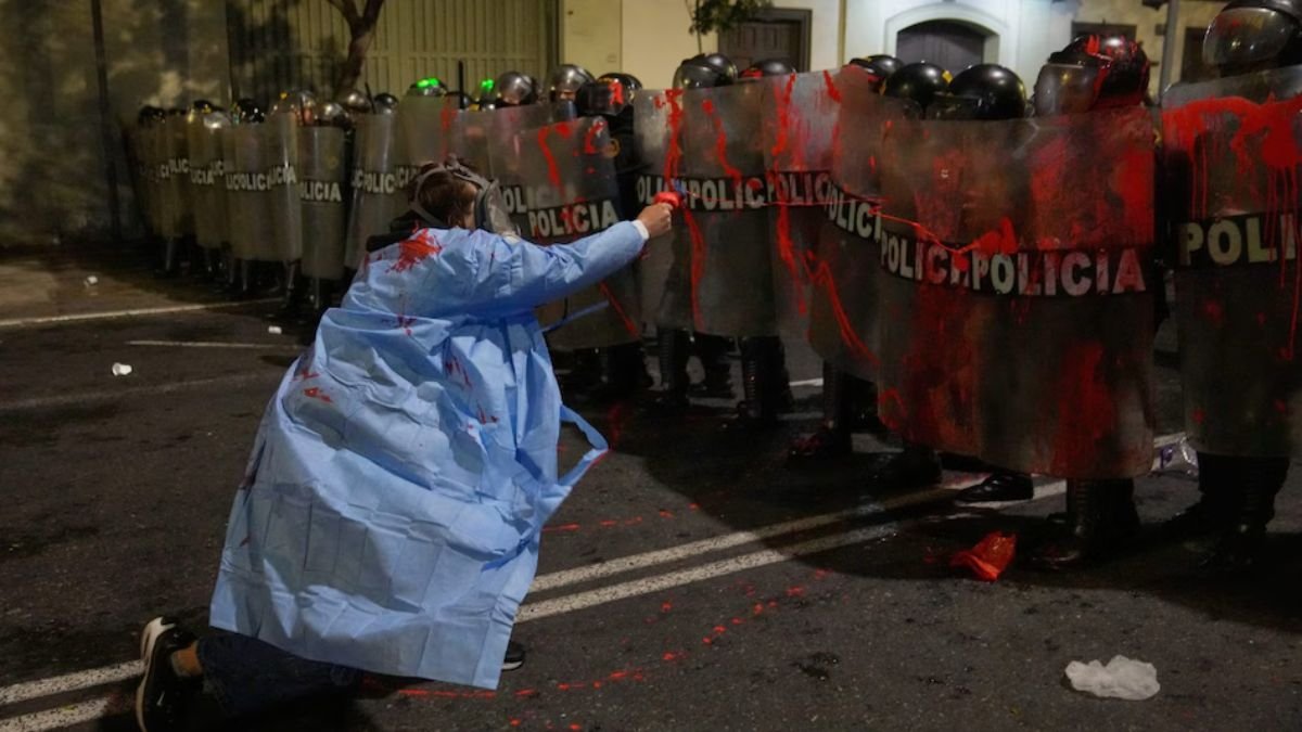 पेरू में हिंसक प्रदर्शन, एक की मौत और दर्जनों पुलिसकर्मी घायल