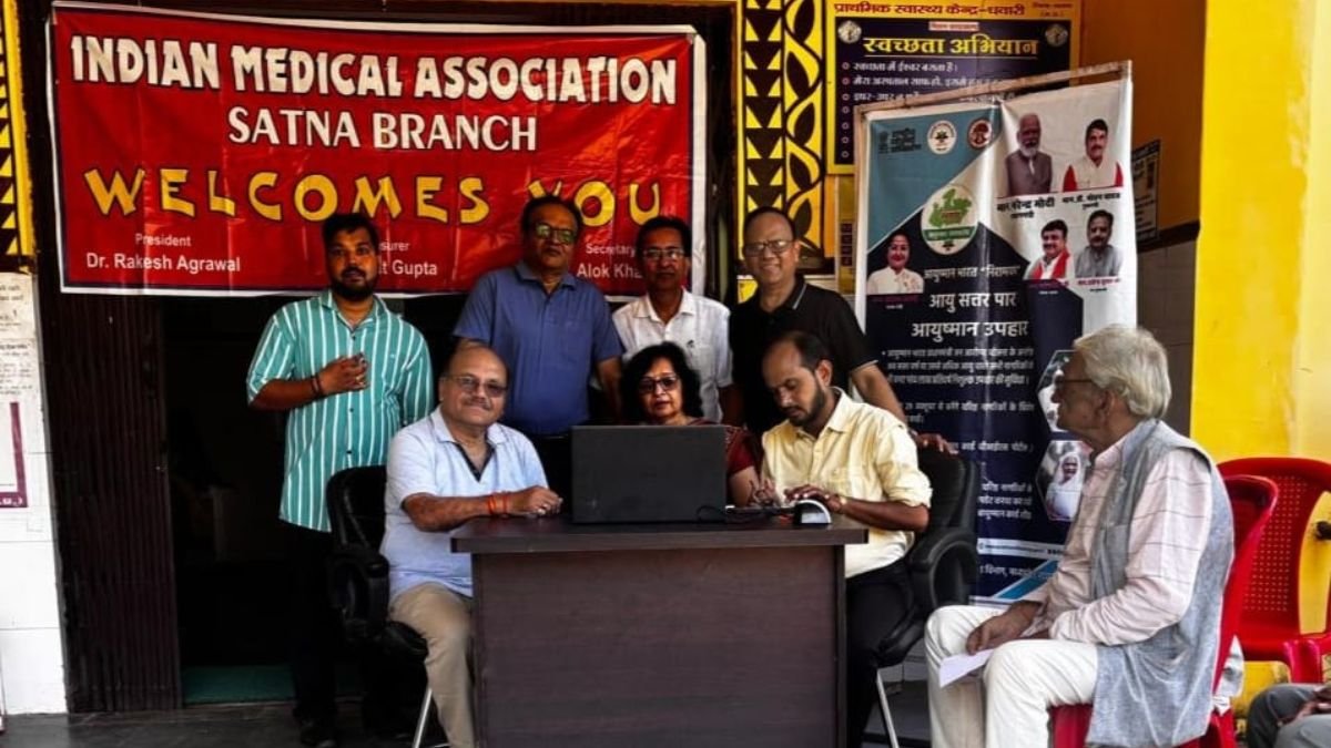 IMA सतना ने लगाया विशेष कैम्प, धवारी स्वास्थ्य केंद्र में हुआ आयोजन; वरिष्ठ डॉक्टरों और परिवारों के बने आयुष्मान कार्ड