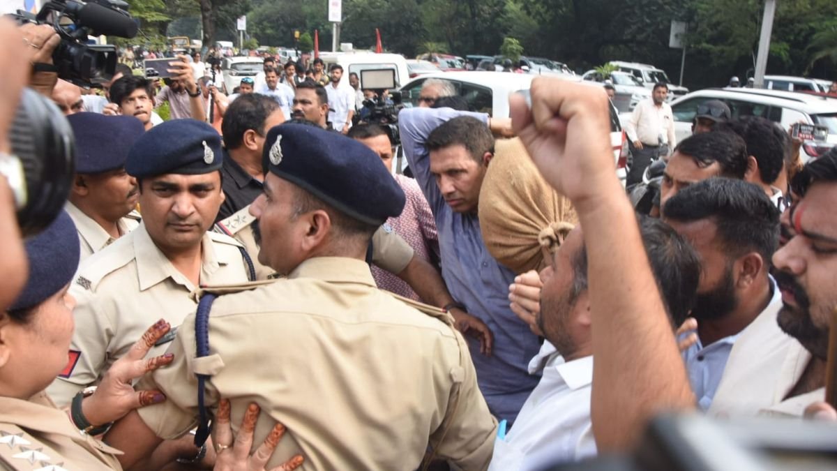 किसानों की मांगों को लेकर कांग्रेस अध्यक्ष जीतू पटवारी का प्रदर्शन, बोले- “किसान को भावांतर नहीं, भाव चाहिए”