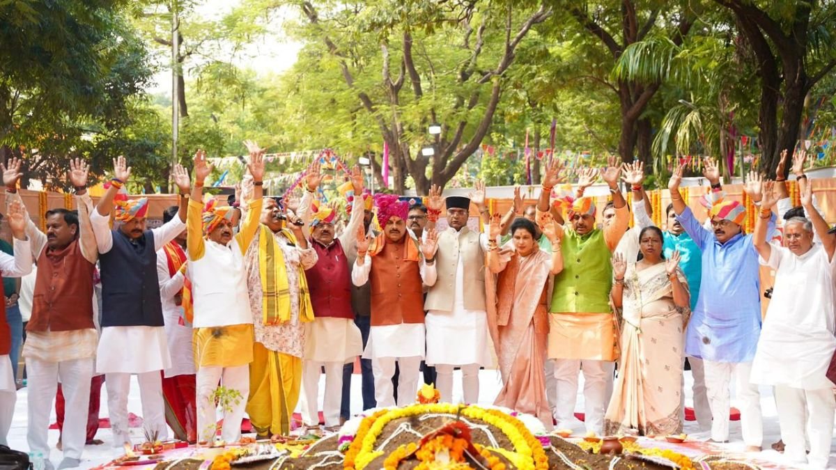 उज्जैन में CM यादव ने की गौसेवा, बछड़े को गोद में उठाकर किया दुलार; किया भगवान तिलकेश्वर का पूजन और गोवर्धन आराधना