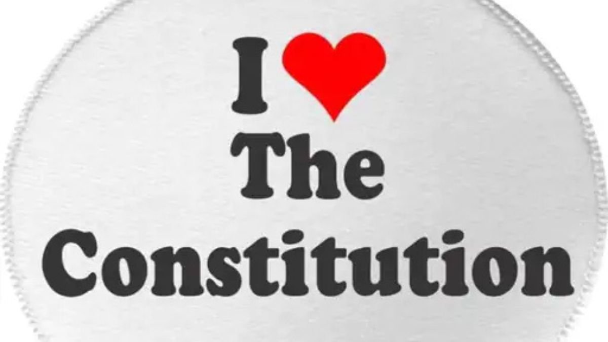 इंदौर में पोस्टरों की जंग, कांग्रेस नेता ने जारी किया ‘I LOVE CONSTITUTION’ पोस्टर