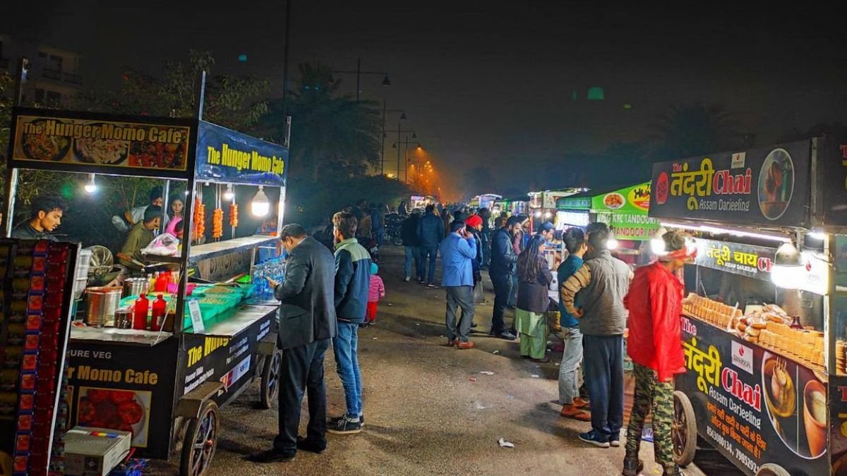 रात को खिलती है जायके की दुनिया! भारत के ये 6 नाइट फूड हब जहां आधी रात तक लगती है खाने वालों की भीड़
