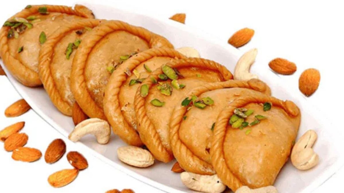 Diwali Special Gujiya Recipe: करारी और मीठी गुजिया से त्योहार बनेगा और भी खास