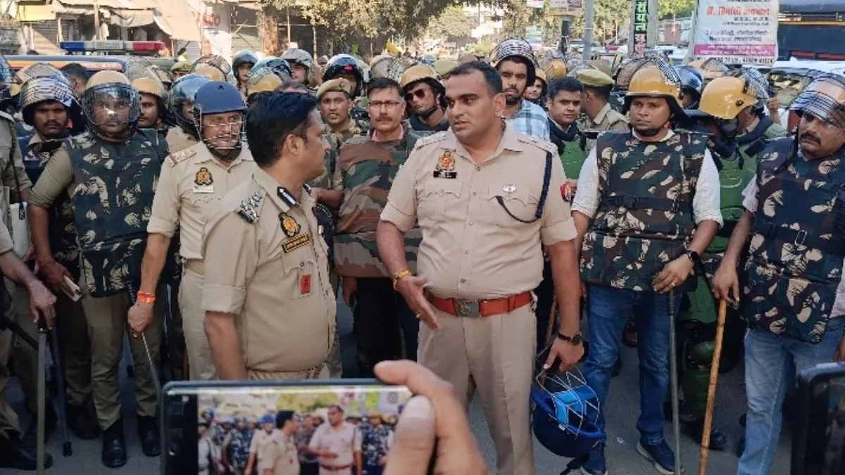 बरेली में ‘आई लव मुहम्मद’ पोस्टर विवाद के बाद इंटरनेट बंद, पुलिस ने भीड़ पर किया लाठीचार्ज