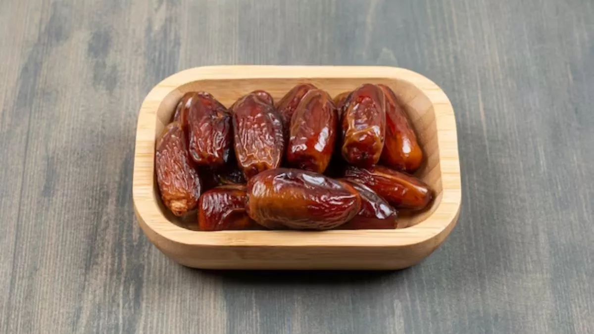 सर्दियों में ऊर्जा का प्राकृतिक स्रोत है खजूर, रोजाना खाए बढ़ाएं ताकत और गर्मी; जानें इसके चमत्कारी फायदे
