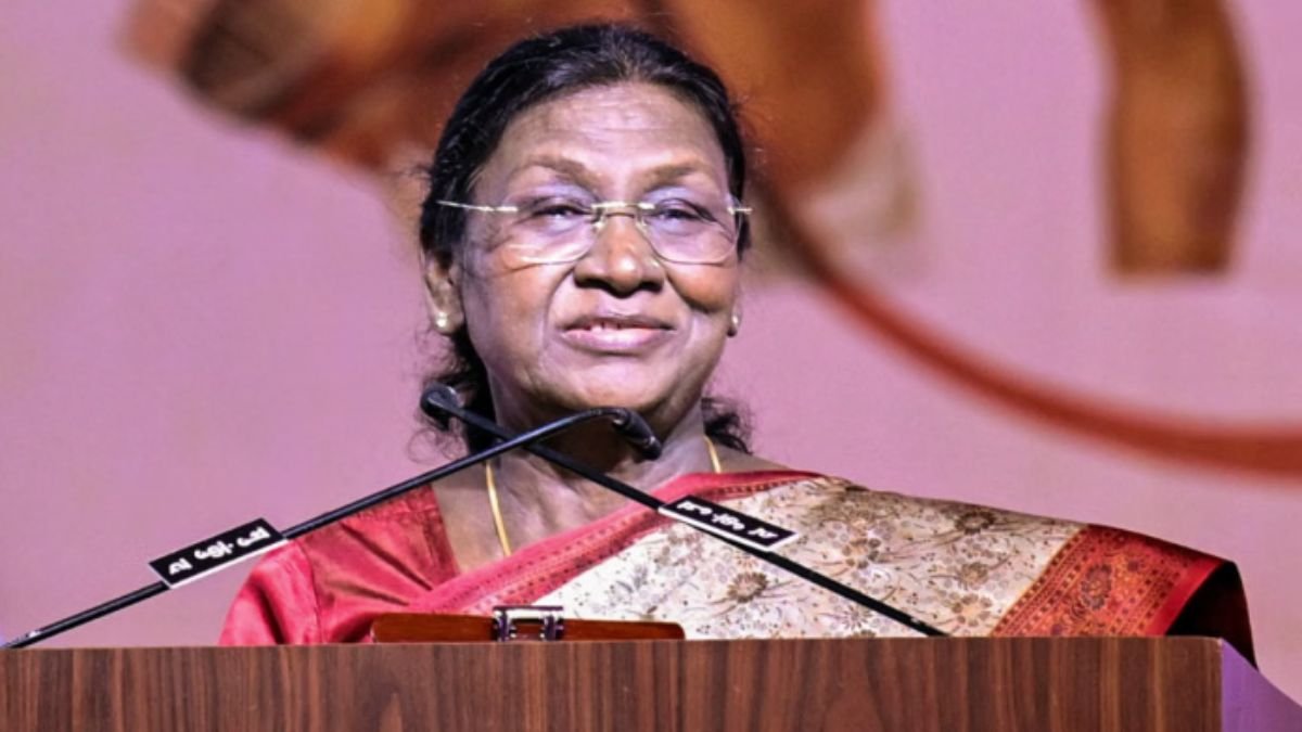 राष्ट्रपति ने संविधान दिवस पर जारी किया डिजिटल अनुवाद, निर्माताओं को दी श्रद्धांजलि; ये लोग रहे मौजूद