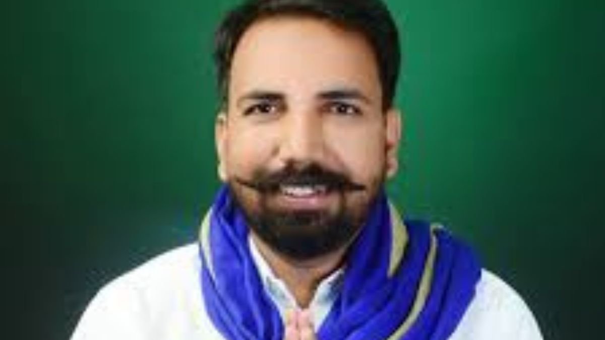 त्योहारों पर रेलवे अव्यवस्था पर सवाल उठाना पड़ा भारी, सुनील अस्तेय पर FIR!