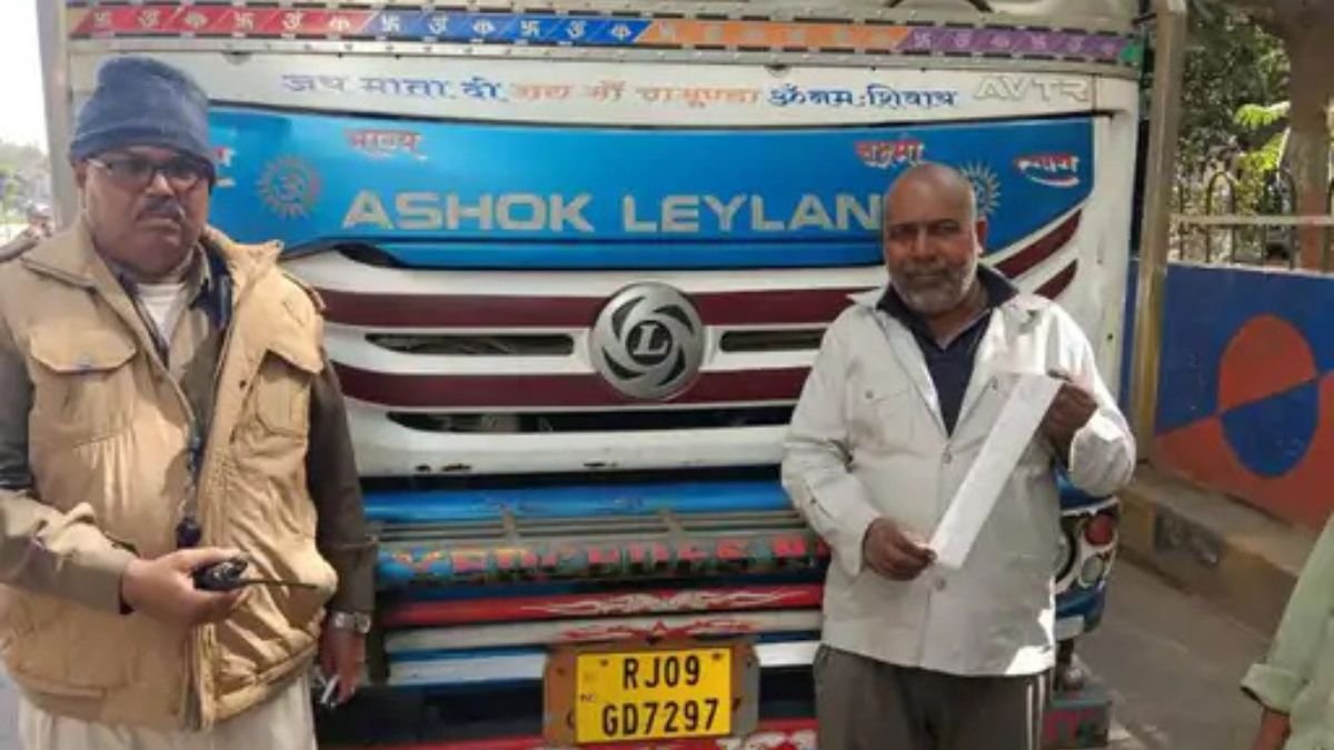 इंदौर में पकड़ी पिकनिक परमिट पर चल रही बस, 10 हजार का चालान