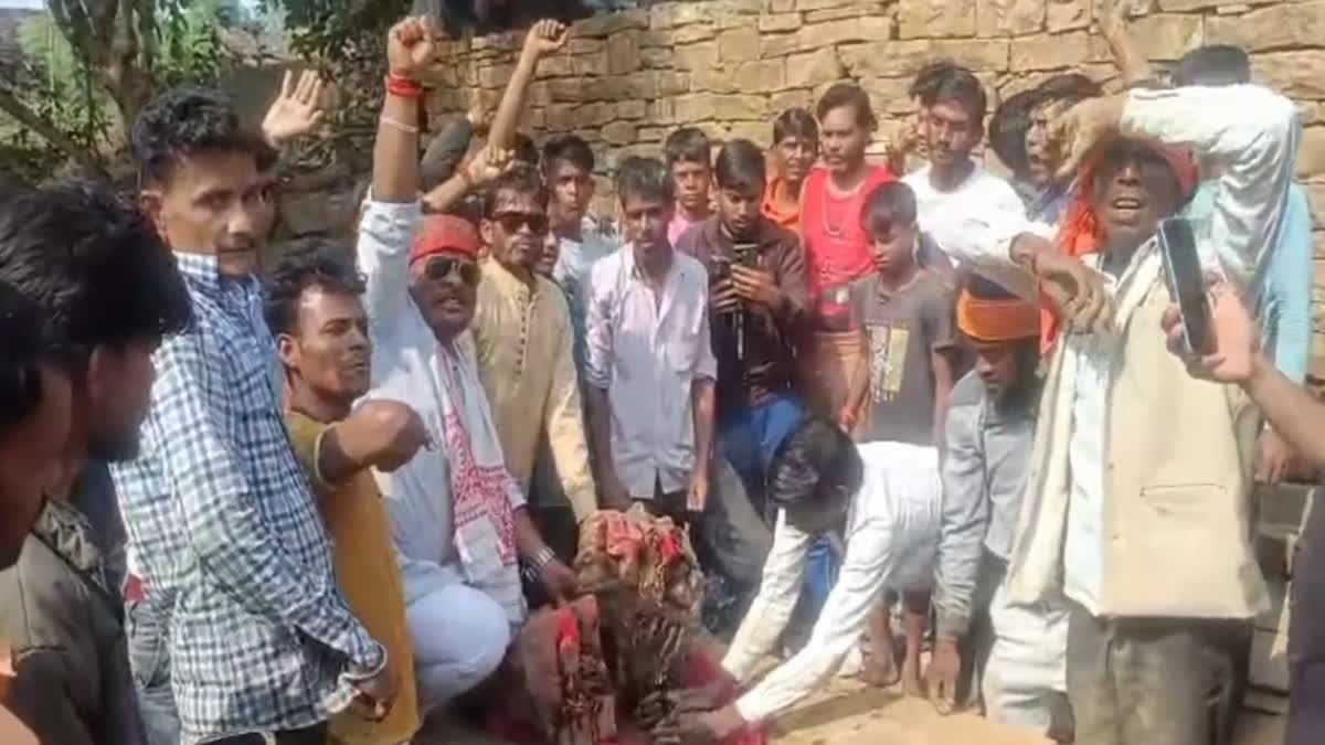 सागर के पापेट गांव में मस्जिद परिसर की खुदाई से मिली कथित मूर्तियां, हंगामा; पुरातत्व विभाग करेगा जांच