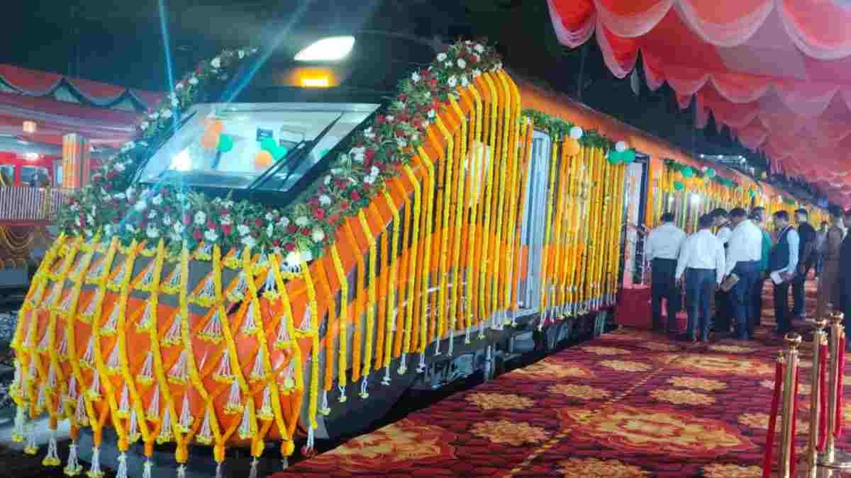 यात्रियों को बड़ी सौगात, पीएम मोदी ने दिखाई 4 वंदे भारत ट्रेनों को हरी झंडी