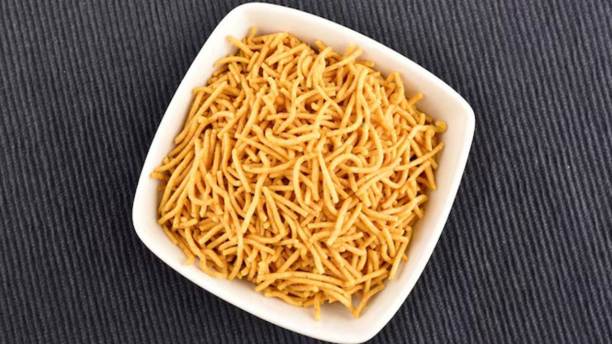 होममेड आलू भुजिया, चाय के साथ परफेक्ट कुरकुरा स्नैक