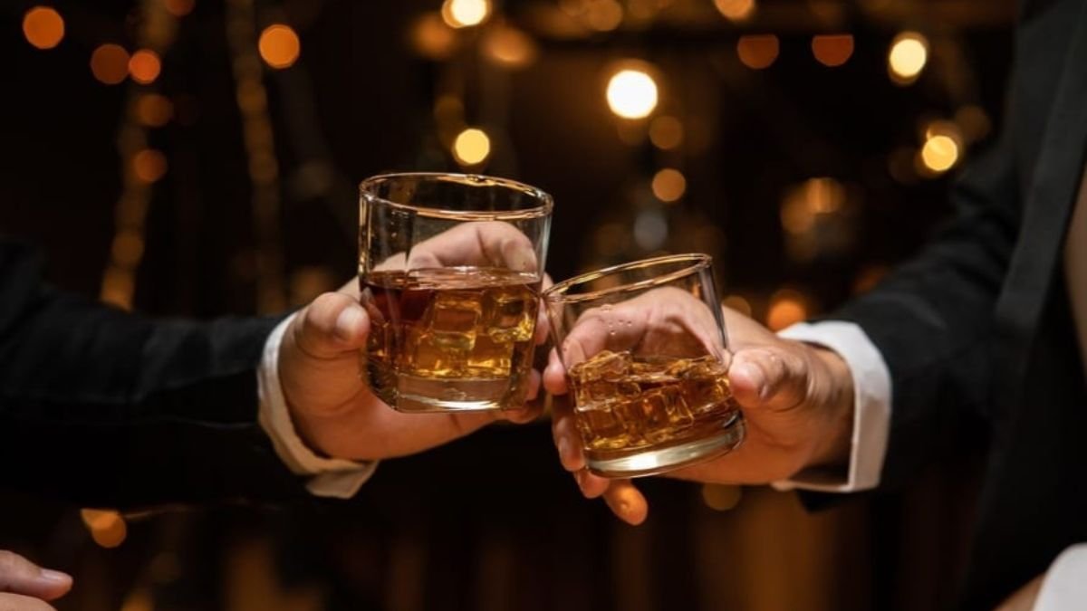 सतना में ओवररेट शराब का भंडाफोड़, सोम ग्रुप की सर्किट हाउस दुकान पर छापा; कार्रवाई पर उठे सवाल