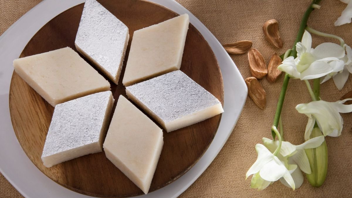 घर पर बनाएं मूंगफली और तिल की स्वादिष्ट बर्फ़ी, सर्दियों में जरूर करें ट्राई