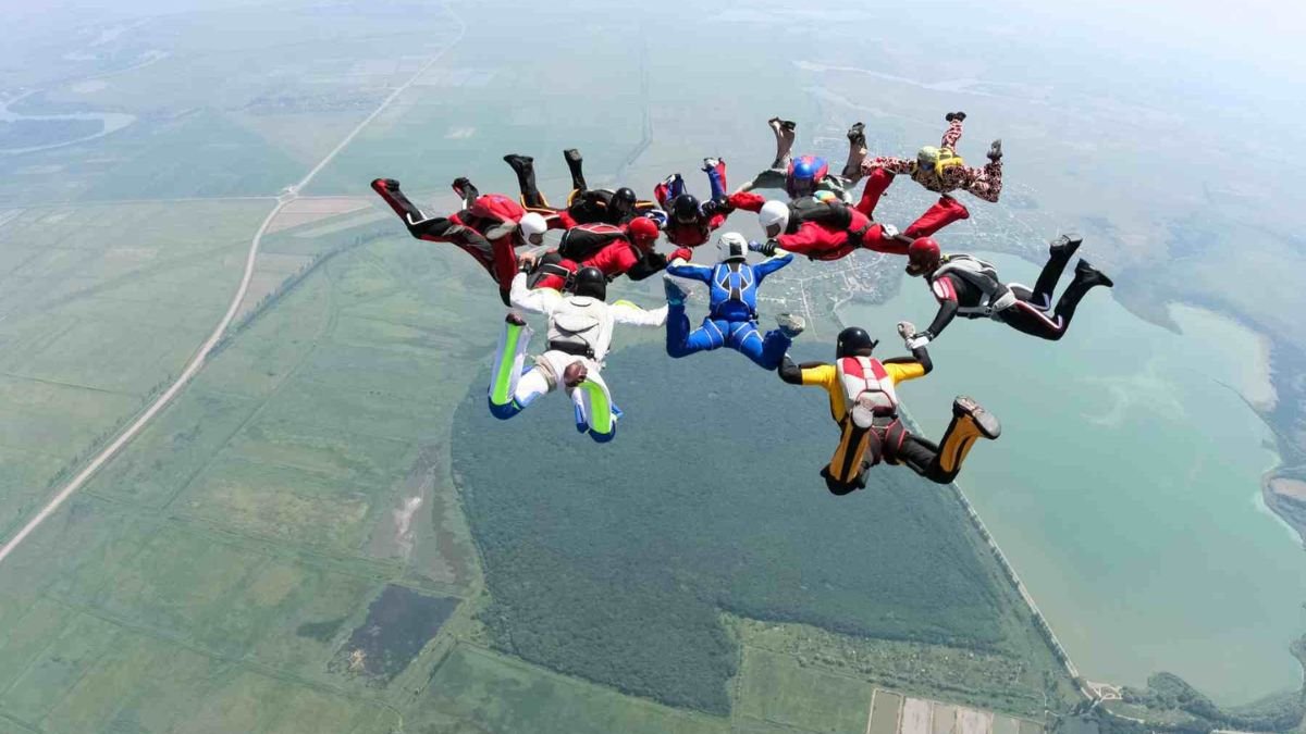 महाकाल की नगरी Ujjain में रोमांच की उड़ान, शुरू हुआ स्काई डाइविंग फेस्टिवल