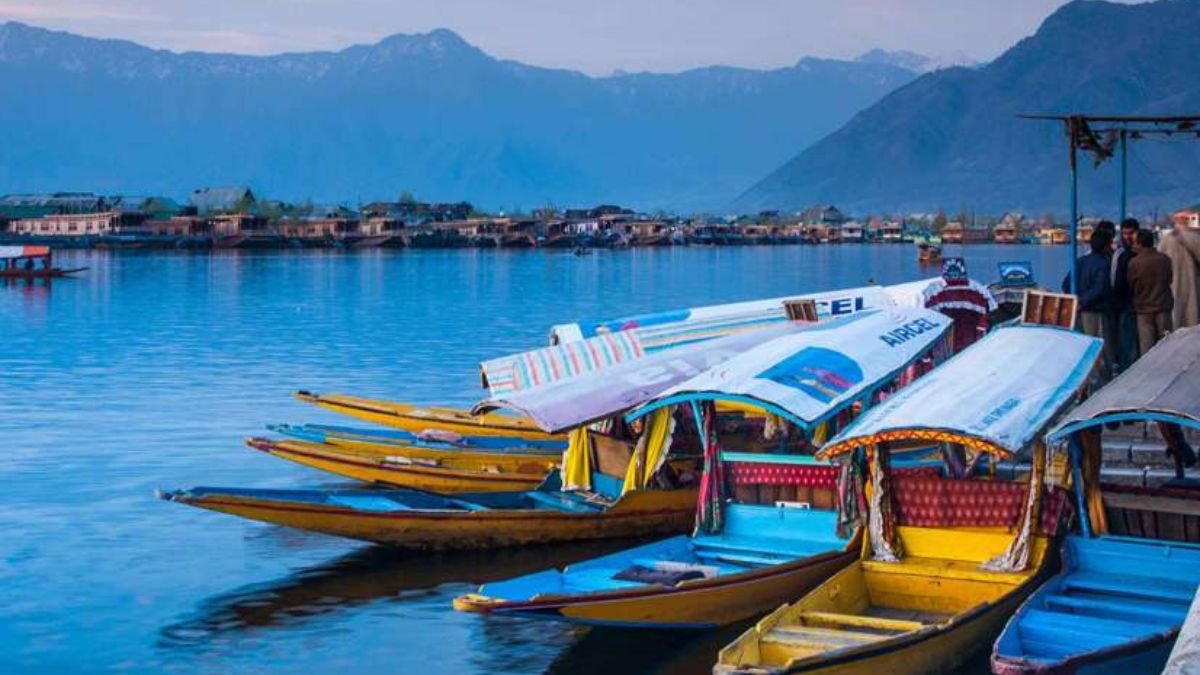 भोपाल के बड़े तालाब में तैरने लगे डल झील जैसे शिकारे, CM यादव ने की सैर; लिया स्थानीय व्यंजनों का स्वाद