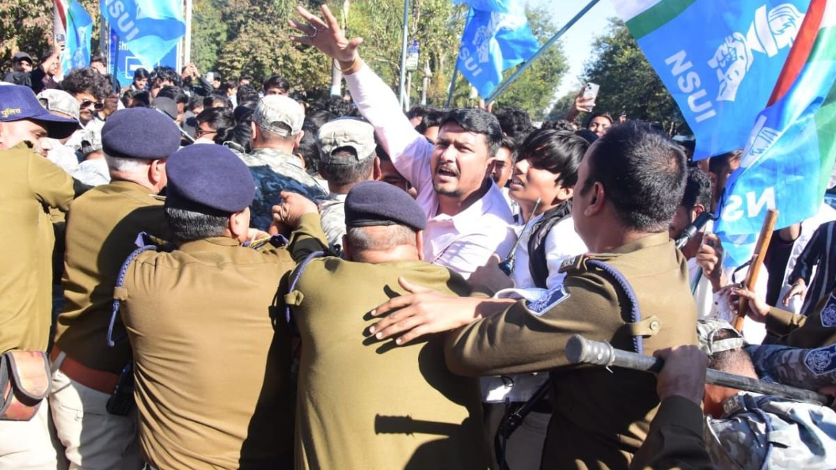 MP News: मंत्री के भाई पर गांजा तस्करी के आरोप के बाद सियासत गर्म, युवा कांग्रेस का बंगला घेराव