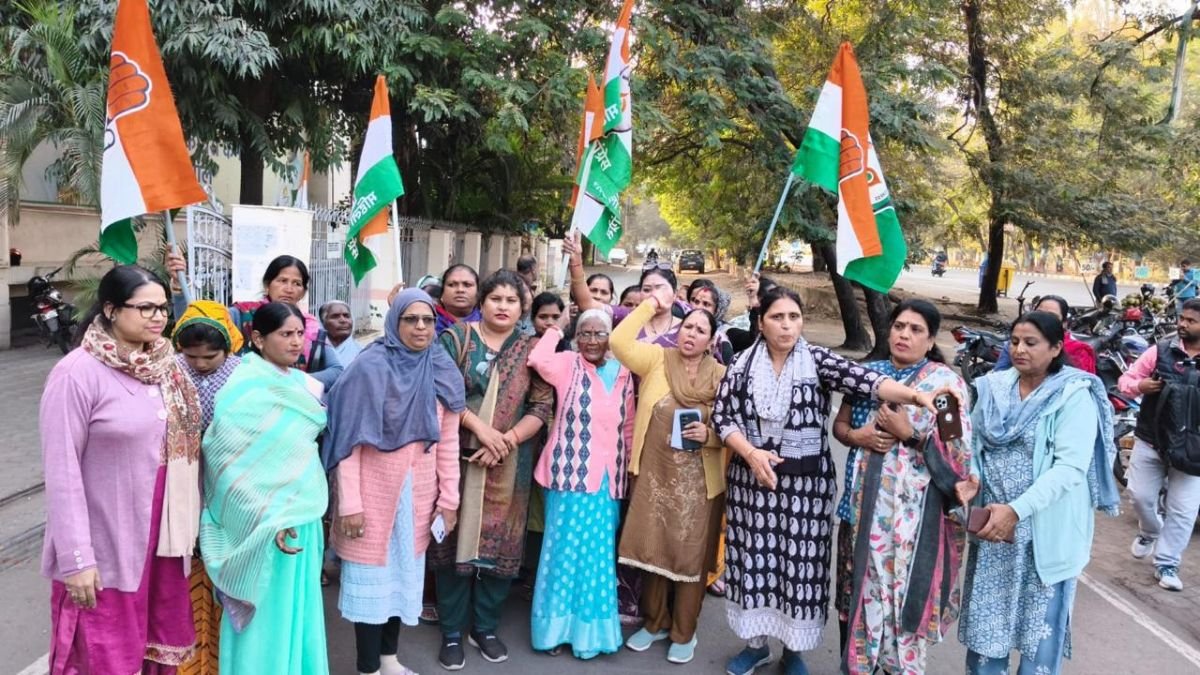 लाडली बहनों को धमकी के विरोध में सड़क पर उतरी MP महिला कांग्रेस, भोपाल में मंत्री विजय शाह का पुतला दहन
