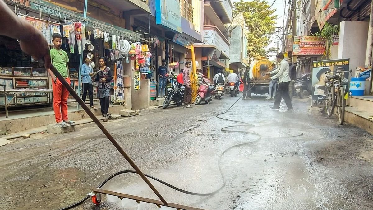 इंदौर के भागीरथपुरा में पानी बना जानलेवा, 17 मौतों के बाद भी डर कायम; आरओ बना लोगों की मजबूरी