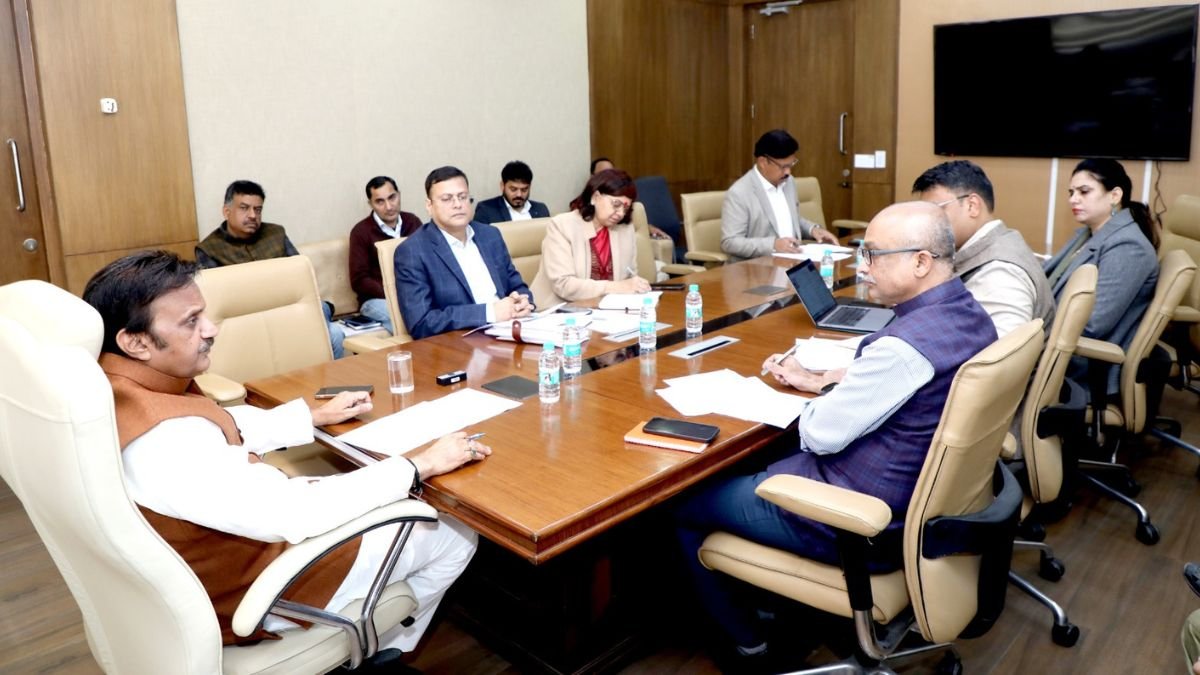 MP में भर्ती से लेकर अस्पतालों तक सब पर फोकस, डिप्टी CM शुक्ल ने स्वास्थ्य विभाग को दिए सख्त निर्देश