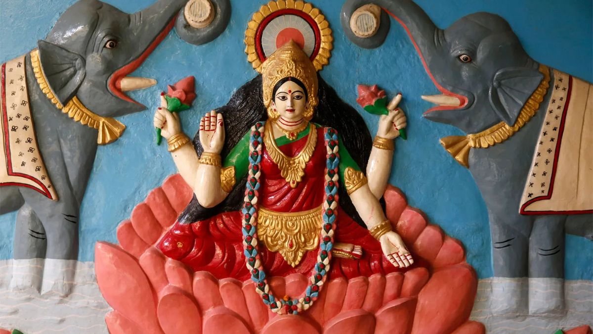 शुक्रवार को करें माता लक्ष्मी की पूजा, पाए जीवन में सुख-समृद्धि; जानें आर्थिक परेशानियों से मुक्ति पाने के आसान उपाय