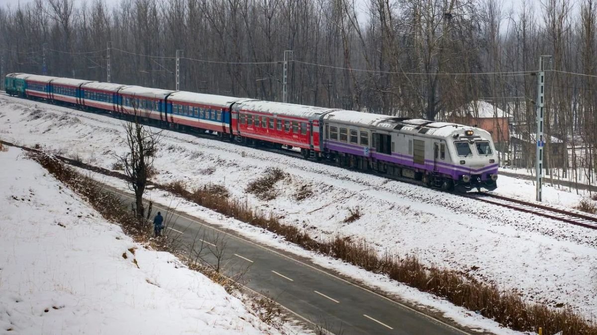 उत्तर रेलवे ने वैष्णो देवी में शुरू की विशेष ट्रेन, खराब मौसम में यात्रा हुई आसान; यात्रियों को मिली राहत